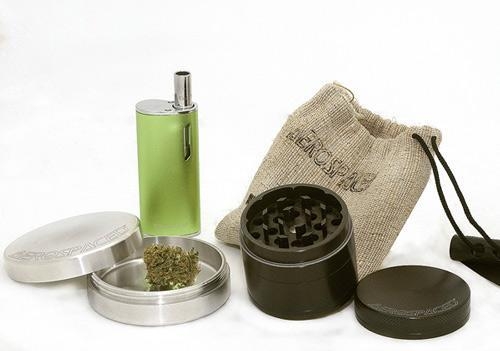  wiet in de grinder, klaar voor de vaporizer